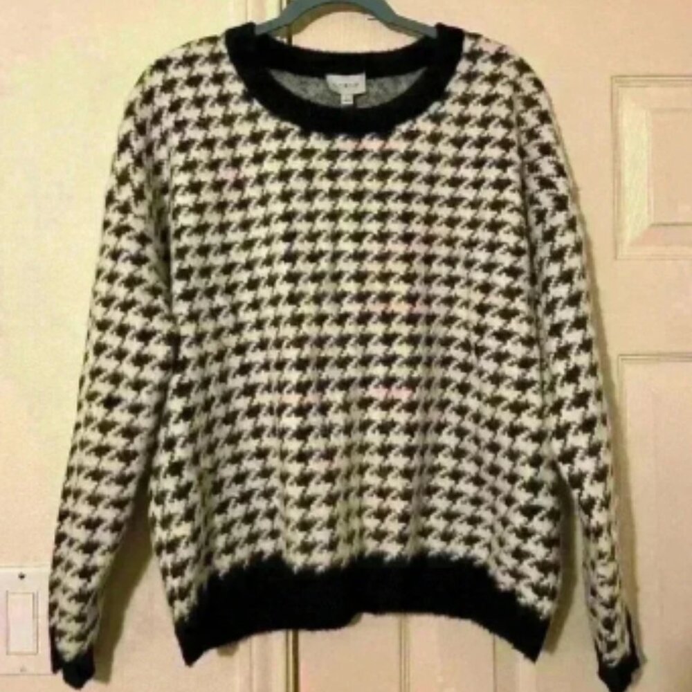 Beautiful houndstooth sweater by Cyrus. Sweater is soft and warm.